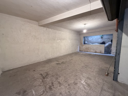 Ampio Locale Garage in Zona Periferica